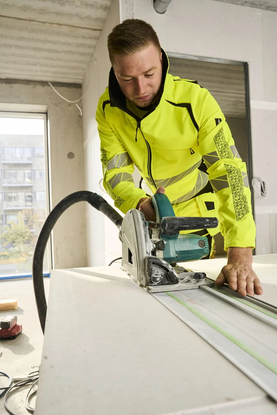 Handwerker mit Kreissäge in Mascot Kleidung
