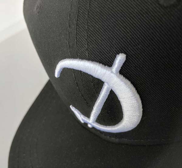 Detailansicht Calvariam Logo als 3D Stick auf einer Basecap von miko®