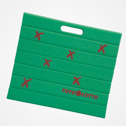Grünes Sitzkissen / Stadionkissen mit roten Kreuzchen von Toto Lotto