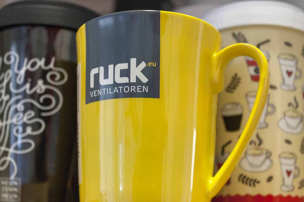Werbeartikel gelbe Tasse für ruck Ventilatoren von miko®